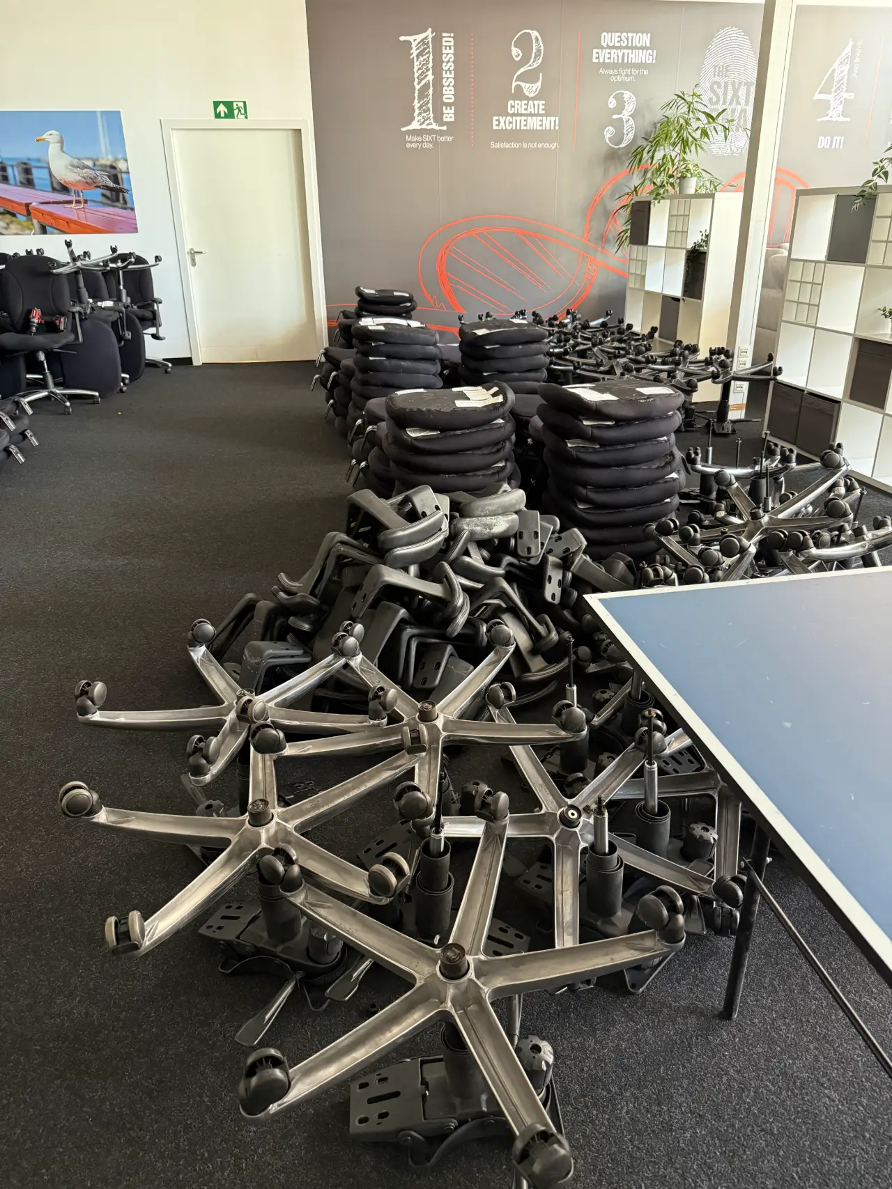 Zerlegte Bürostühle, nach Material sortiert für die Verwertung