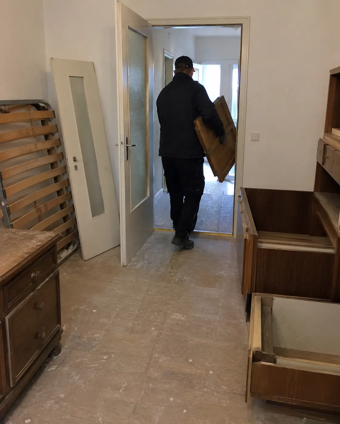 Alte Möbel und Türen werden aus einer Wohnung getragen