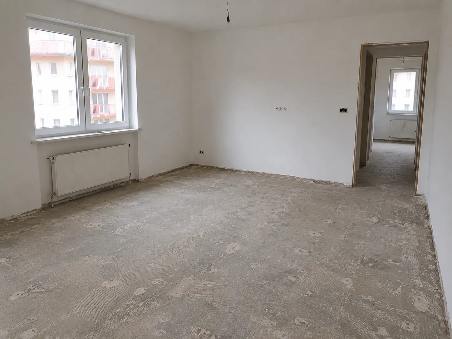 Leerer Wohnraum nach der Entrümpelung, bereit zur Übergabe